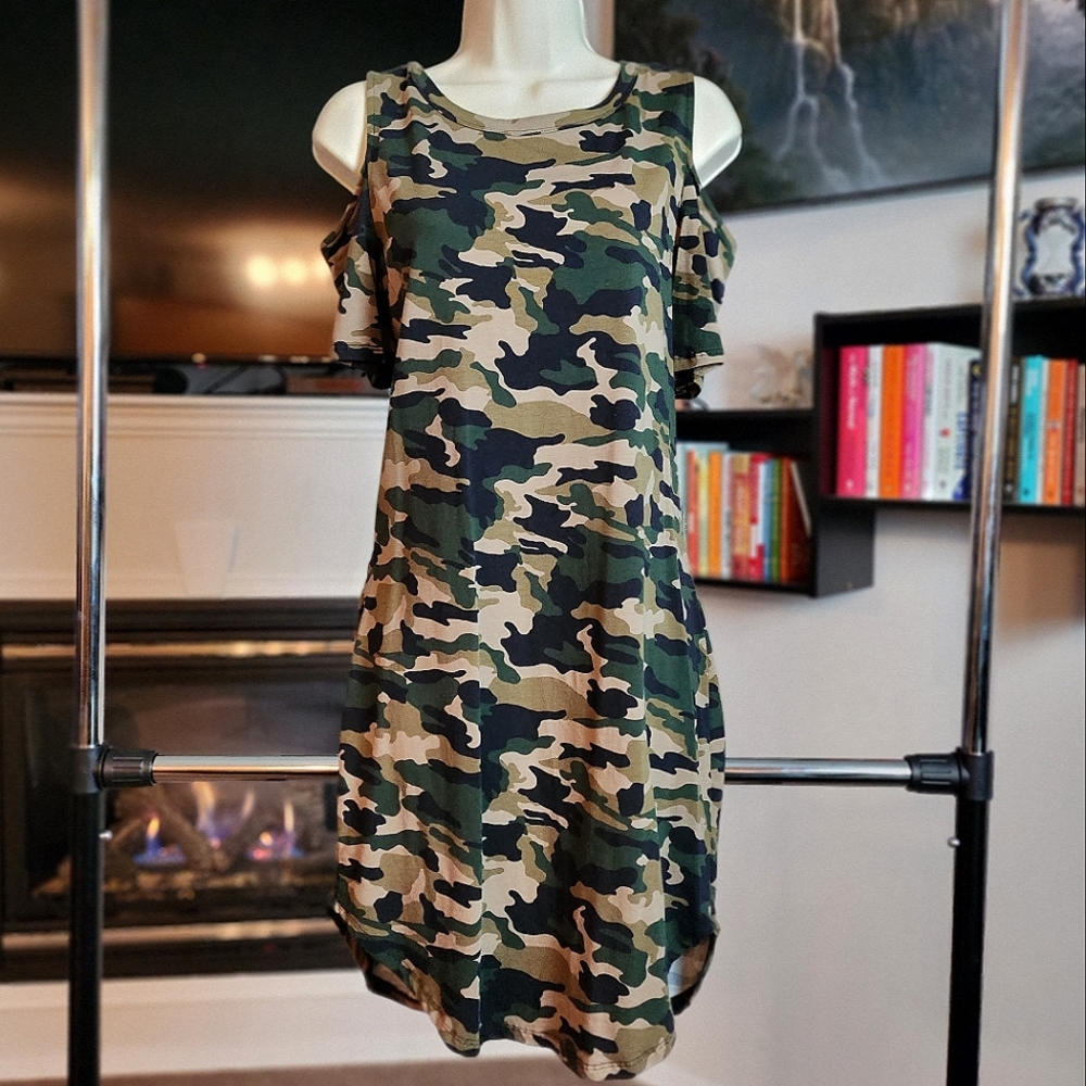 Heart & Hips cold shoulder camo mini dress or tunic size L
